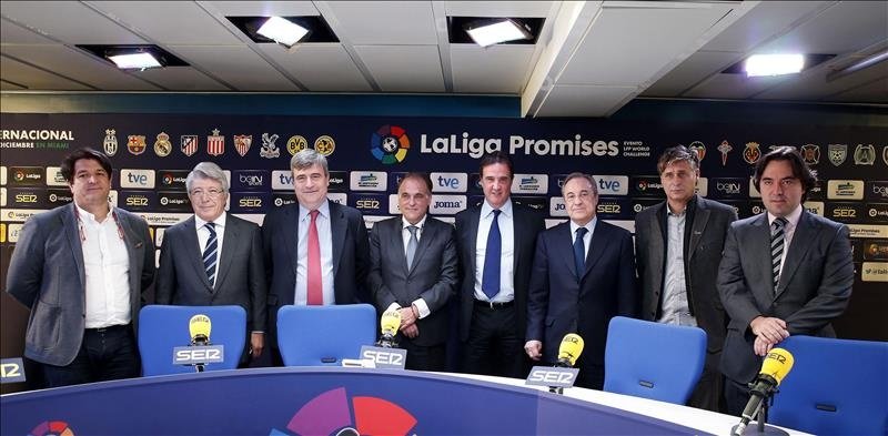 Fotografía facilitada por La Liga de su presidente, Javier Tebas; el presidente del Consejo Superior de Deportes, Miguel Cardenal; el presidente de la Fundación El Larguero, José Ramón de la Morena, además de Florentino Pérez, Enrique Cerezo y Raúl Martín Presa, presidentes de Real Madrid, Atlético de Madrid y Rayo Vallecano, respectivamente, durante la presentación oficial del XX Torneo Internacional La Liga Promises, que se celebrará del 27 al 29 de diciembre en el Ransom Everglades School de Miami. EFE