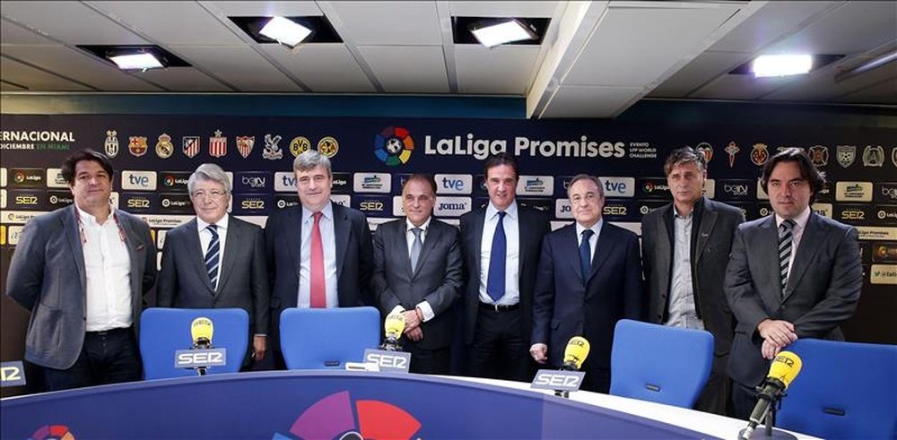 Fotografía facilitada por La Liga de su presidente, Javier Tebas; el presidente del Consejo Superior de Deportes, Miguel Cardenal; el presidente de la Fundación El Larguero, José Ramón de la Morena, además de Florentino Pérez, Enrique Cerezo y Raúl Martín Presa, presidentes de Real Madrid, Atlético de Madrid y Rayo Vallecano, respectivamente, durante la presentación oficial del XX Torneo Internacional La Liga Promises, que se celebrará del 27 al 29 de diciembre en el Ransom Everglades School de Miami. EFE