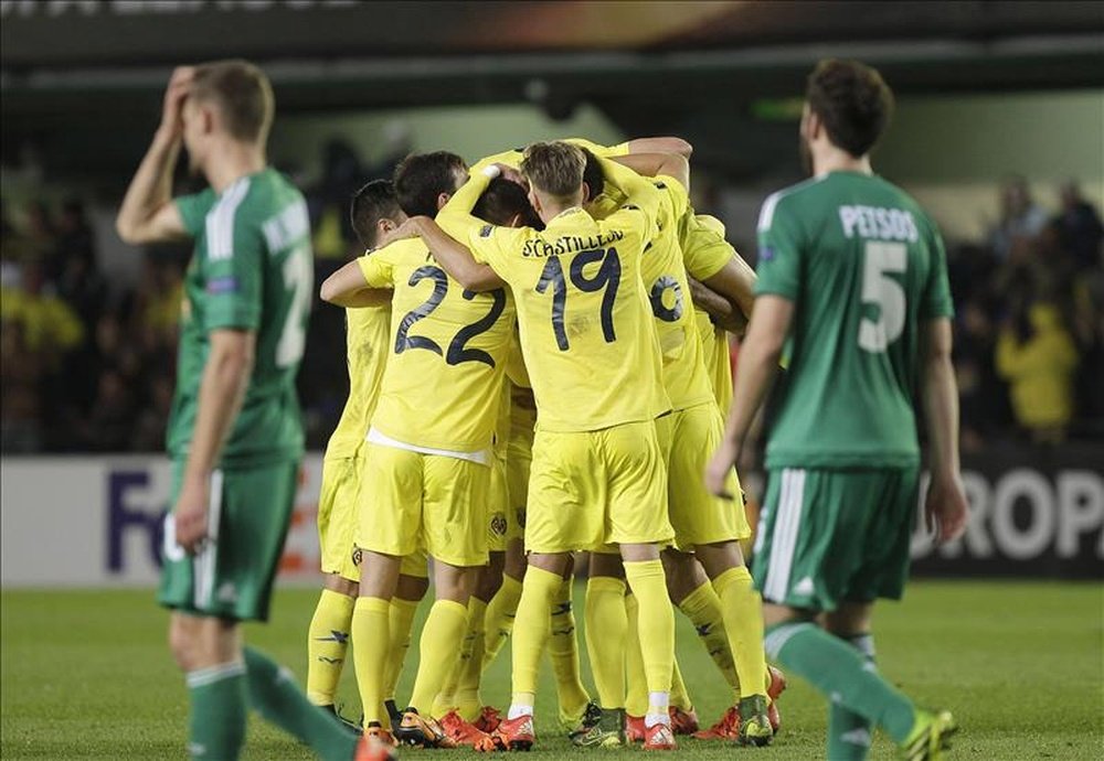 Los jugadores del Villarreal celebran el gol ante el Rapid Viena, durante el partido de la quinta jornada de la fase de grupos de la Liga Europa que se disputa esta noche en el estadio de El Madrigal, en Villarreal. EFE