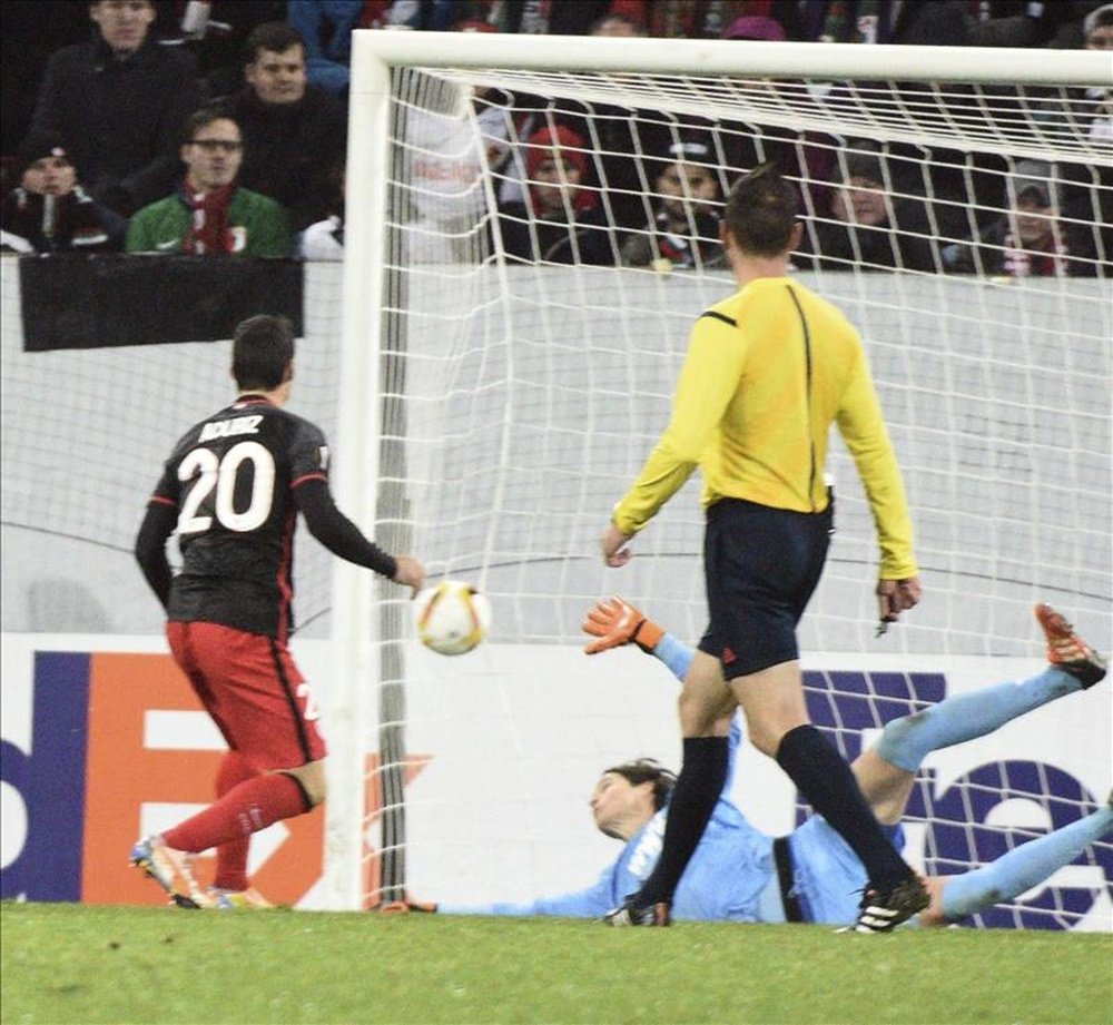 El delantero del Athletic de Bilbao, Aritz Aduriz (i) anota en 2-2 ante el Augsburgo durante el partido del Grupo L de la Liga Europa entre el Augsburgo y el Athletic de Bilbao disputado en Augsburgo, Alemania ayer 26 de noviembre de 2015. EFE