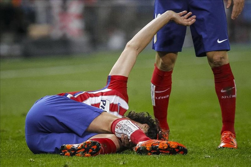 El centrocampista portugués del Atlético de Madrid, Tiago Cardoso tras lesionarse durante el partido de la decimotercera jornada de la Liga de Primera División, que se jugó en el Vicente Calderón. EFE