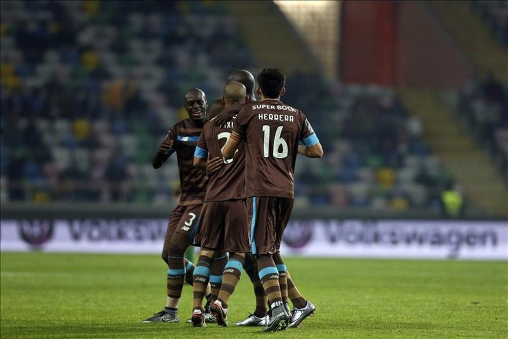 Los jugadores del FC Oportos celebran un gol en el partido de la Liga Portuguesa que han jugado contra el Tondela en el Aveiro Stadium, Aveiro, Portugal. EFE/EPA