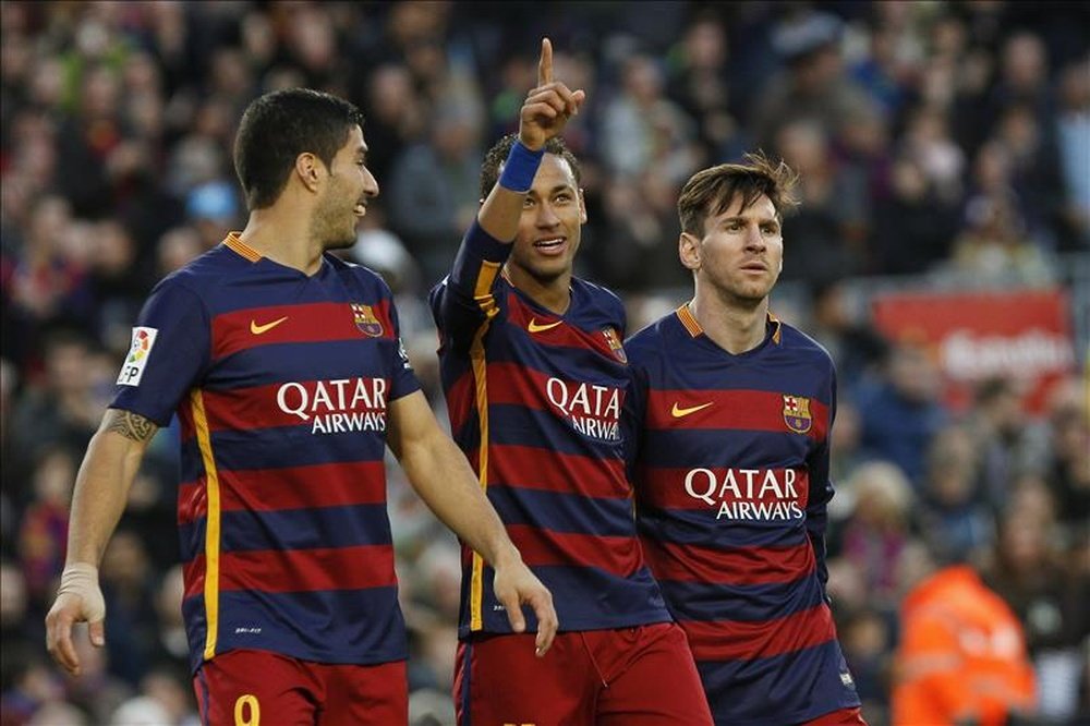 El delantero brasileño del FC Barcelona, Neymar Da Silva (c) celebra junto a sus compañeros, el uruguayo Luis Suárez (i) y el argentino Leo Messi (d). EFE