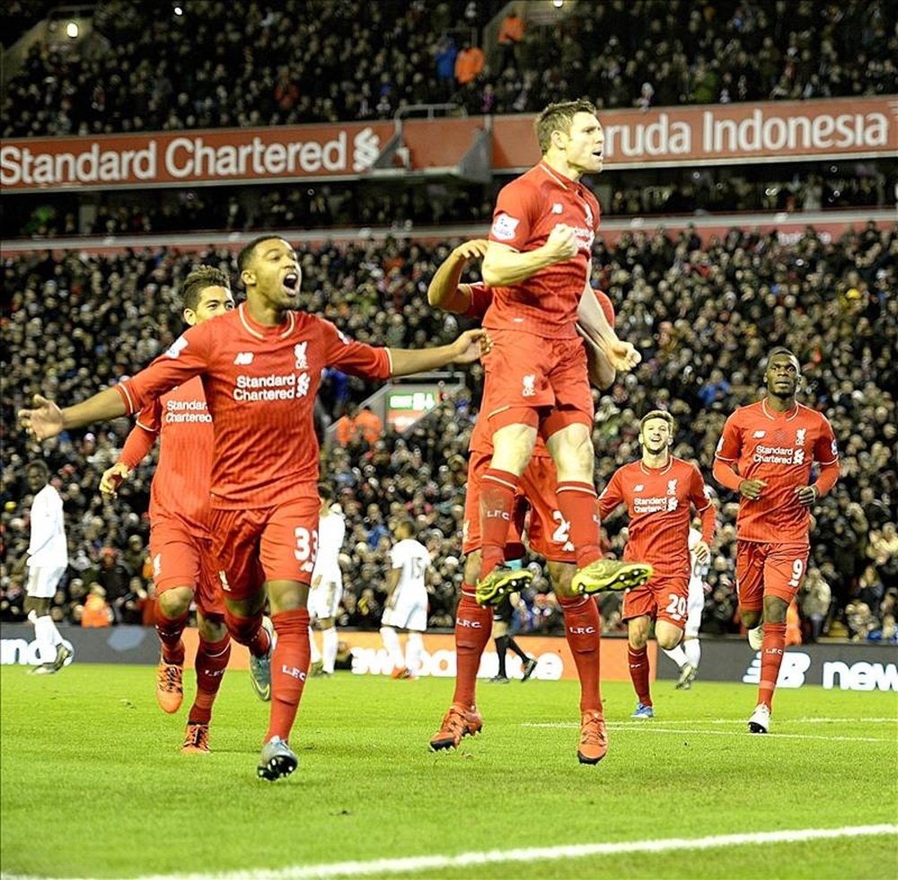 El centrocampista del Liverpool James Milner (en primer plano) festeja un gol logrado de penalti en el partido de la Premier League que han jugado Liverpool y Swansea, Reino Unido. EFE/EPA
