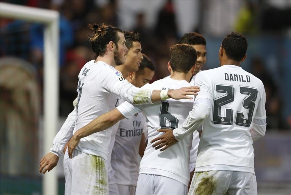 El delantero portugués del Real Madrid Cristiano Ronaldo (2i), celebra con sus compañeros, el gol marcado ante el Eibar, el segundo del equipo, durante el partido de la decimotercera jornada de la Liga de Primera División que se jugó en el estadio de Ipurúa de Eibar. EFE