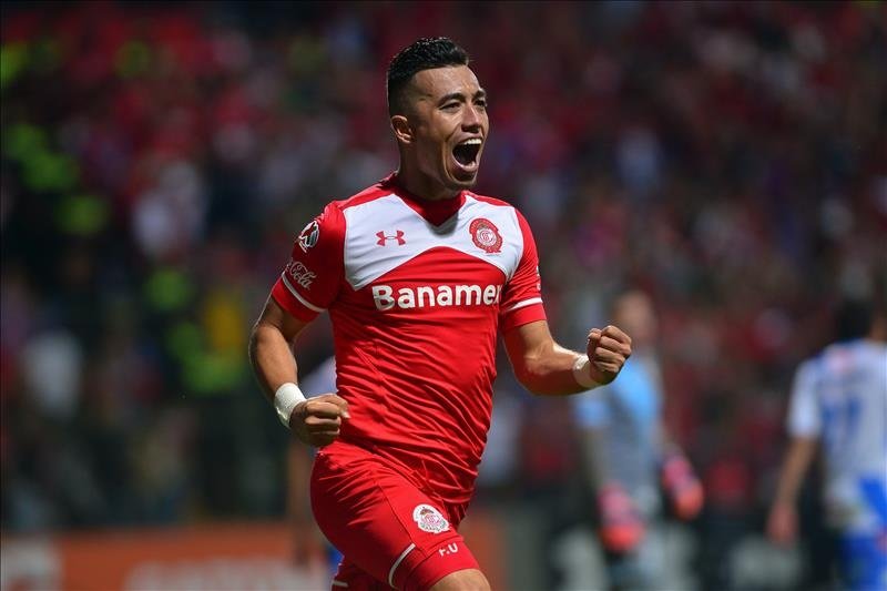 Fernando Uribe, atacante colombiano del Toluca, fue registrado este domingo al festejar una anotación convertida al Puebla, durante el partido de vuelta de esta llave de los cuartos de final del torneo mexicano de fútbol, en el estadio Nemesio Diez de la Ciudad de Toluca (México). EFE