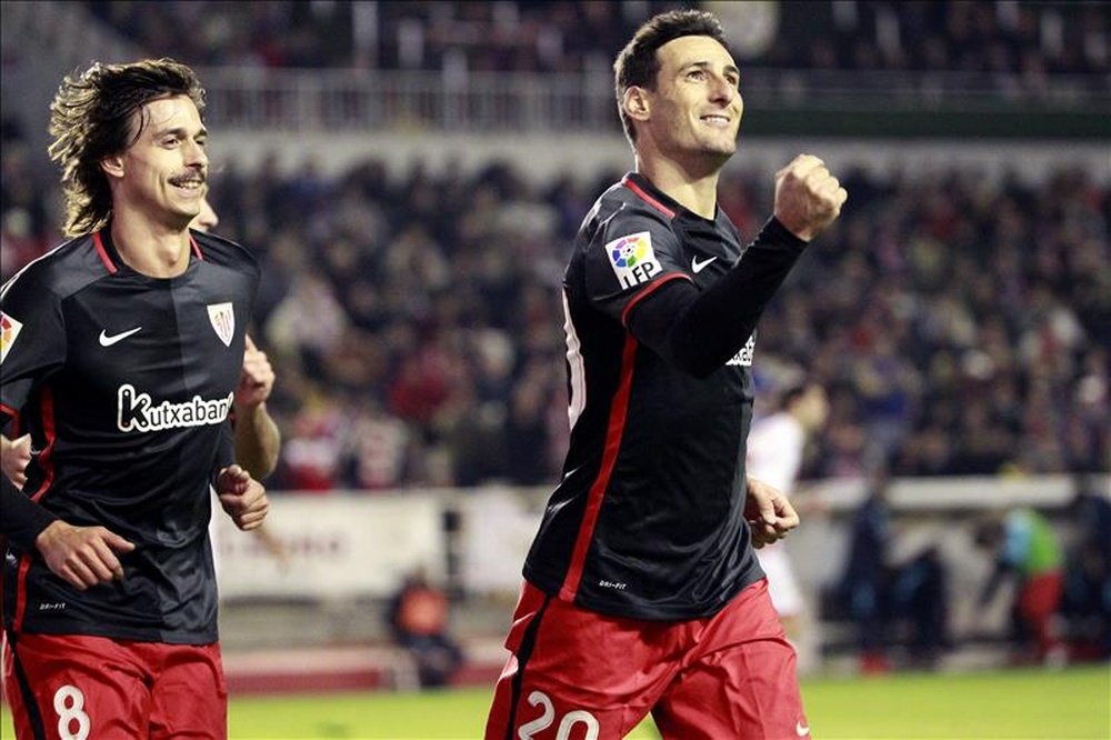 El delantero del Athletic Club de Bilbao Aritz Aduriz (d) celebra el segundo gol que ha marcado frente al Rayo Vallecano, durante el partido de la decimotercera jornada de la Liga de Primera División. EFE