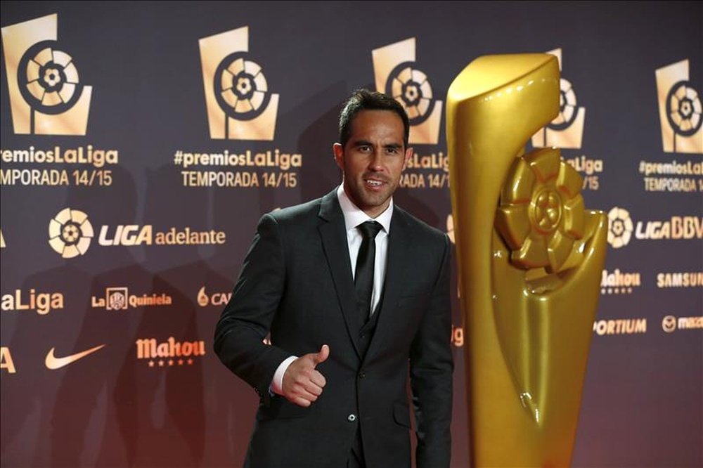 El portero chileno del FC Barcelona Claudio Bravo posa a su llegada a la gala de los premios de La Liga Nacional de Fútbol Profesional de la temporada 2014-15 celebrada hoy en Barcelona. EFE