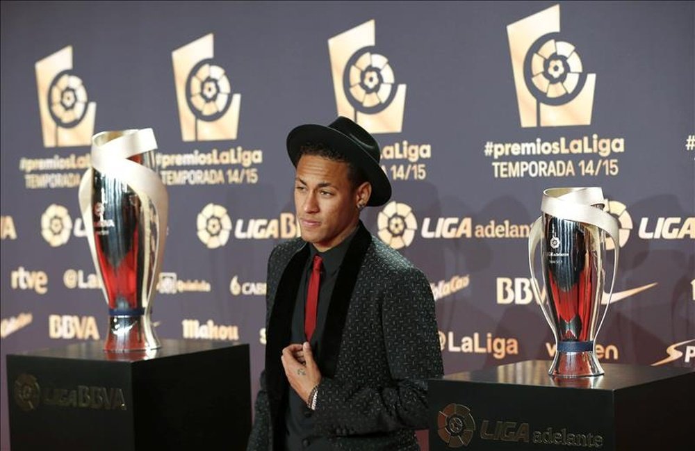 El delantero brasileño del FC Barcelona Neymar da Silva posa a su llegada a la gala de los premios de La Liga Nacional de Fútbol Profesional de la temporada 2014-15 celebrada hoy en Barcelona. EFE