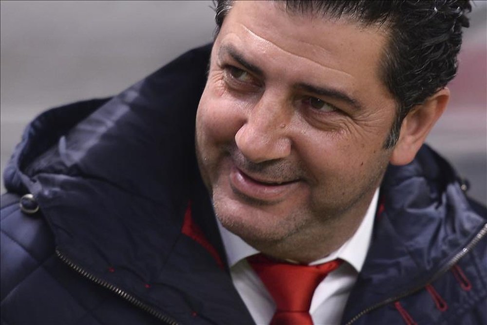 El director técnico del Benfica, Rui Vitoria, durante un partido por la Liga Primera del fútbol portugués entre el Braga y el Benfica, en Braga. EFE