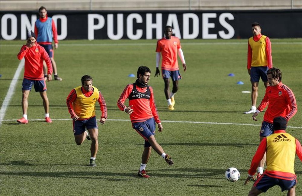Los jugadores de la primera plantilla del Valencia CF durante el entrenamiento, dirigido por Voro González, celebrado esta mañana en la ciudad deportiva del club. EFE