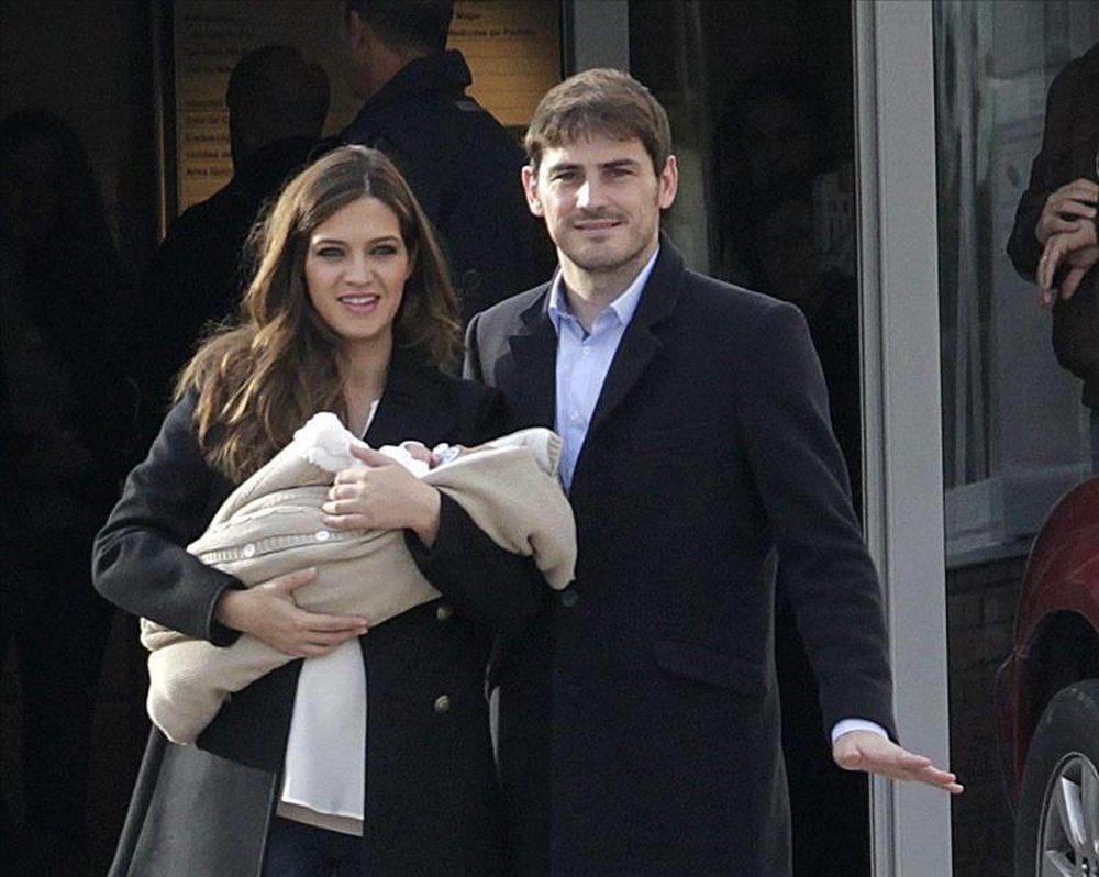 El portero del Real Madrid, Iker Casillas (d), y la periodista deportiva Sara Carbonero, con su primer hijo recién nacido, Martín, a la salida de la clínica Ruber de Madrid. EFE/Archivo