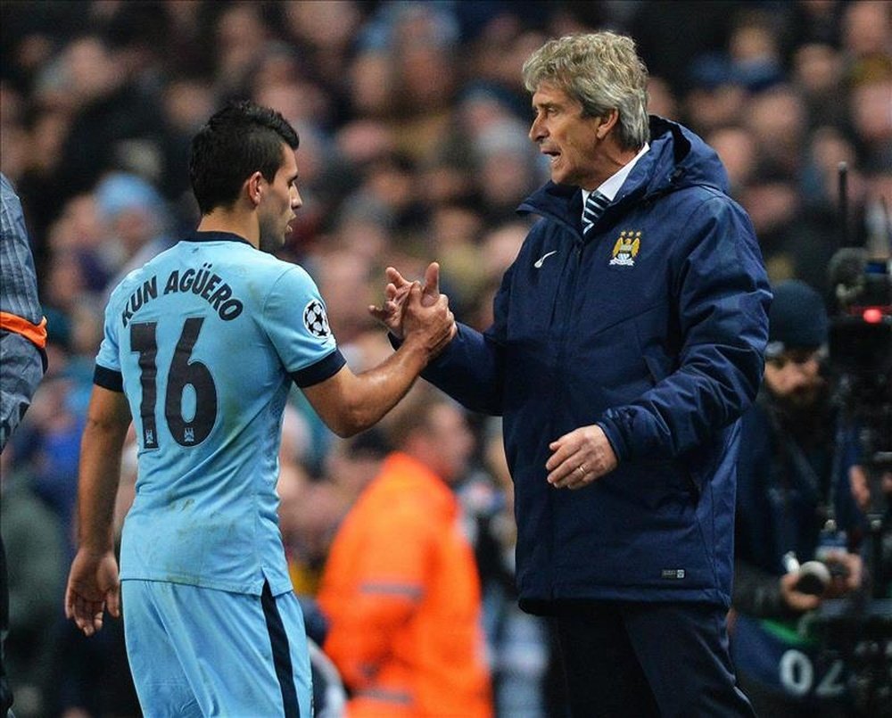 El jugador del Manchester City Sergio Aguero (i) es felicitado por su entrenador, Manuel Pellegrini (d). EFE/Archivo