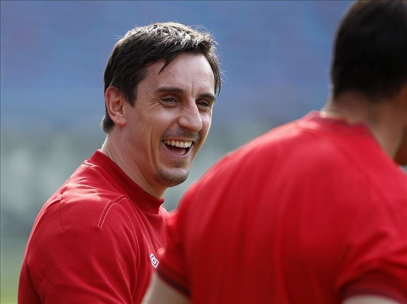 Vino y un 'selfie' traicionero: la mofa de Neville a Carragher por el 7-2 al Liverpool