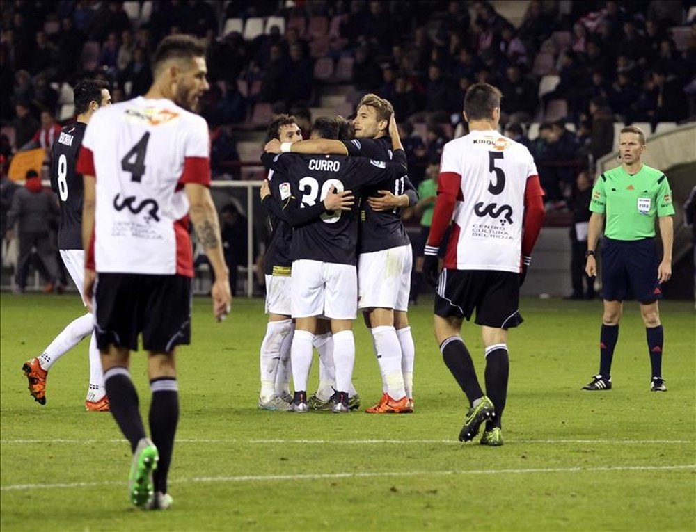 Los jugadores del Sevilla FC celebran el segundo gol del equipo ante el Logroñés, durante el partido de ida de dieciseisavos de final de la Copa del Rey que se disputó en el estadio de Las Gaunas, en Logroño. EFE
