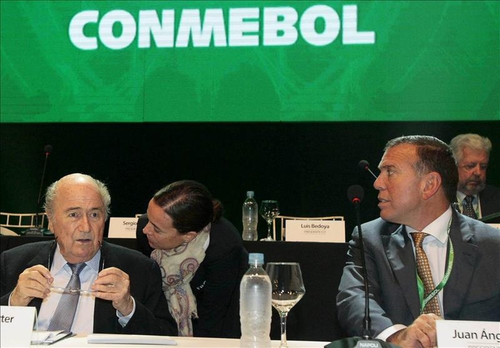 Fotografía de archivo tomada el 4 de marzo de 2015 que muestra al presidente de la FIFA, Joseph Blatter (i), y al vicepresidente de la FIFA y presidente de la Confederación Sudamericana de Fútbol (CONMEBOL), Juan Angel Napout (d), durante la primera sesión del 65 Congreso de la CONMEBOL celebrado en Luque (Paraguay). EFE/Archivo 