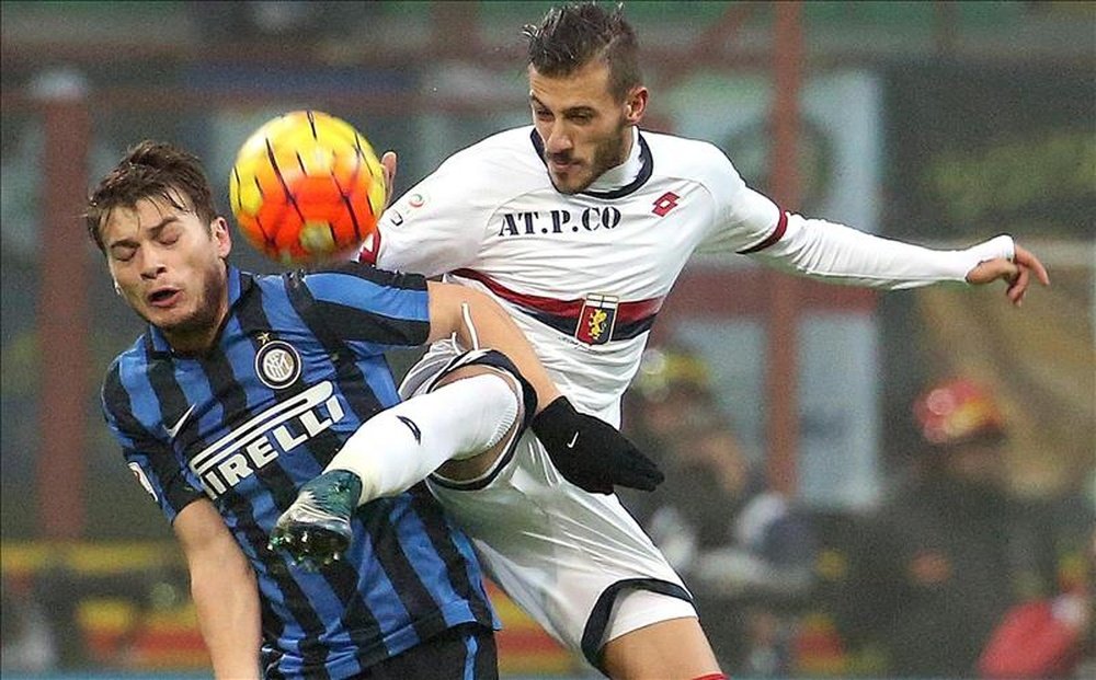 El jugador del Inter Adem Ljajic (I) va al choque con Diogo Figueiras, del Genoa, durante el partido de la Serie A jugado en el Giuseppe Meazza e Milan, Italia. EFE/EPA