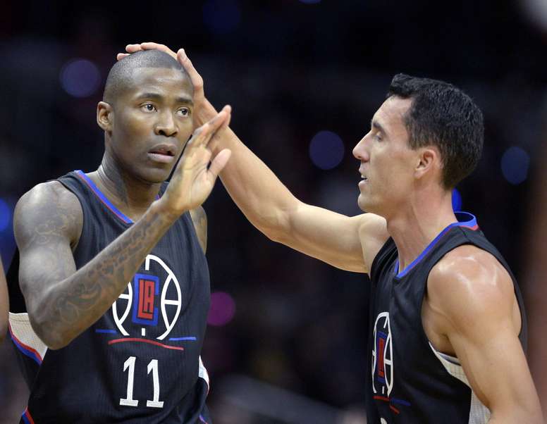 El jugador de Los Angeles Clippers Jamal Crawford (izq) es felicitado por su compañero de equipo el argentino Pablo Prigioni (dcha) en la primera mitad de su partido de la NBA contra los Orlando Magic en el Staples Center en Los Ángeles, California, EEUU. EFE