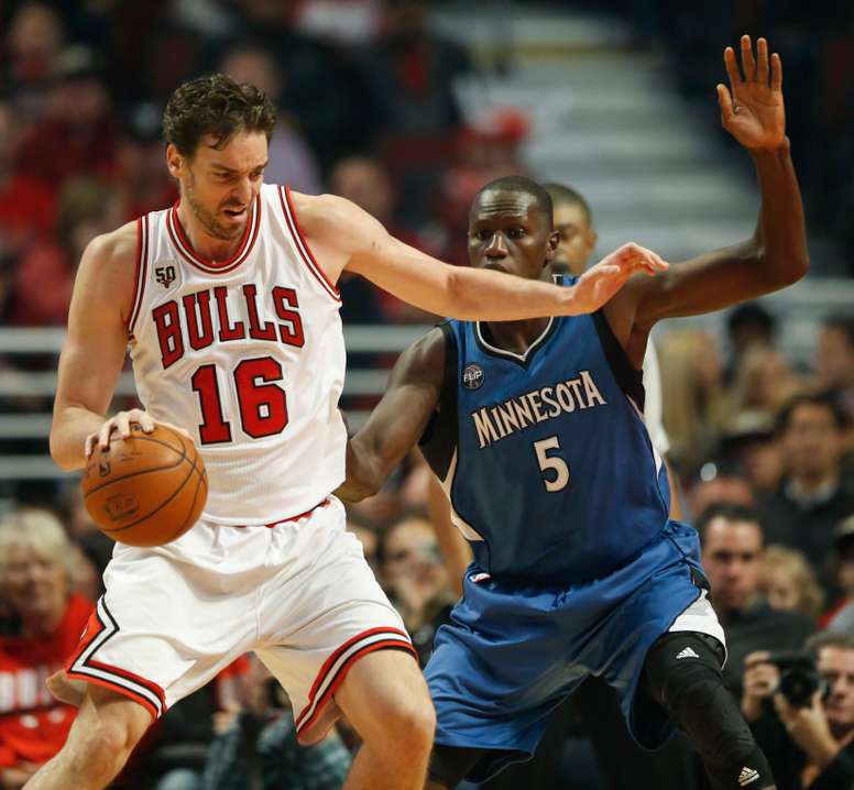 El jugador Pau Gasol (i) de los Bulls defiende la pelota ante la marca de Gorgui Dieng (d) de Minnesota Timberwolves. EFE/Archivo