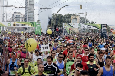 Los corredores tras la salida de la sexta edición del maratón internacional Ciudad de Castellón, en el que participan 3.600 atletas. EFE