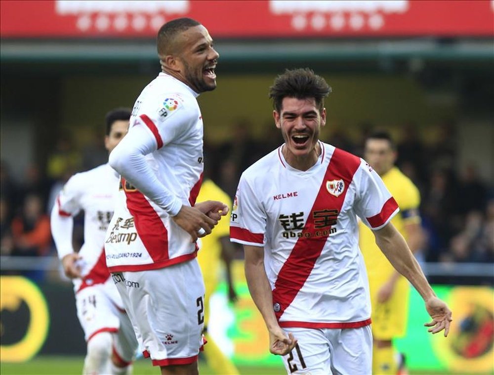 El centrocampista del Rayo Vallecano Jozabed Sánchez (c) celebra su gol ante el Villarreal en el partido de la decimocuarta jornada de liga en Primera División que se disputó en el estadio del Madrigal. EFE
