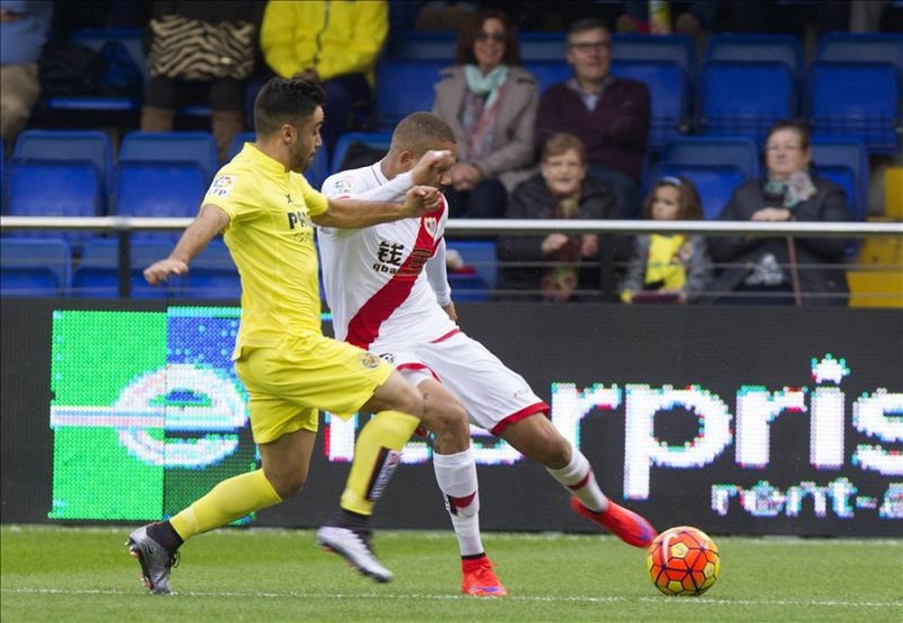 El defensa del Villarreal Jaume Costa (i) pelea un balón con el delantero portugués del Rayo Vallecano Tiago Dias Bebé, en el partido de la decimocuarta jornada de liga en Primera División que se disputó en el estadio del Madrigal. EFE