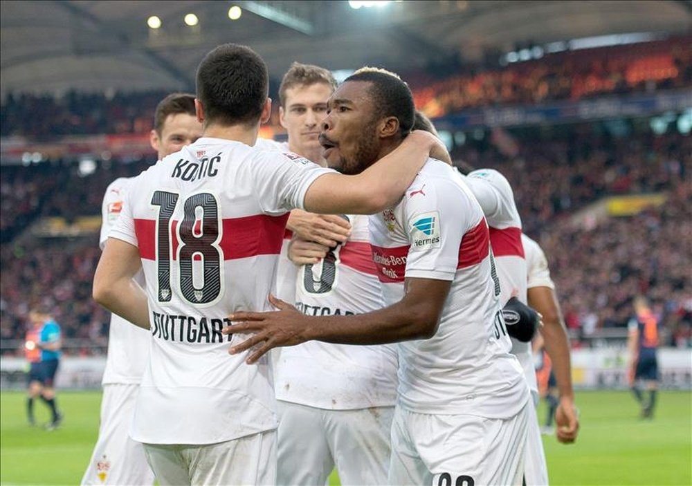 Los jugadores del Stuttgart celebran el gol de Lukas Rupp. EFE/EPA