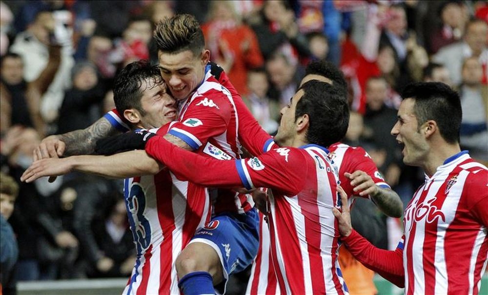 Los jugadores del Sporting celebran el tercer gol del equipo asturiano, durante el encuentro correspondiente a la decimocuarta jornada de primera división, que han disputado frente a Las Palmas en el estadio del Molinón, en Gijón. EFE
