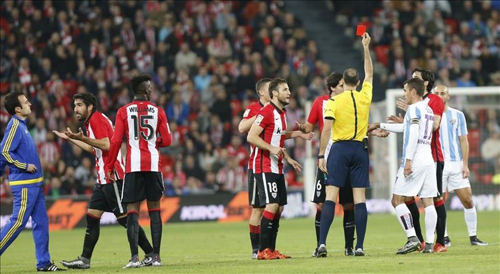 El árbitro Alvaro Izquierdo saca tarjeta roja al defensa del Athletic de Bilbao Mikel San José. EFE