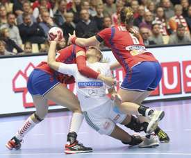 La húngara Krisztina Triscsuk (c) es frenada por las serbias Biljana Bandelier (I) y Jelena Trifunovic durante el partido correspondiente al Grupo A del Mundial femenino de balonmano que se ha jugado en el Jyske Bank Boxen Arena de Herning, Dinamarca. EFE/EPA