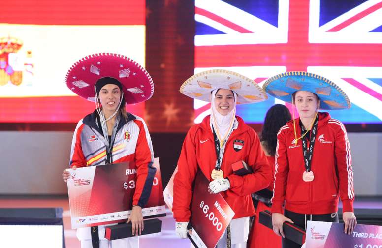 La egipcia Hedaya Malak (c) ganadora de oro, la española Eva Calvo (i) ganadora de plata y la británica Jade Jones (d) ganadora de bronce posan con sus medallas luego de la competencia en la categoría de -57 kgs. este domingo 6 de diciembre de 2015, en el Gran Premio de Taekwondo en Ciudad de México. EFE