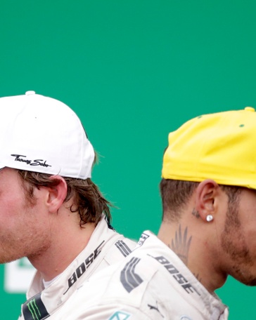 El piloto alemán Nico Rosberg (izq) de la escudería Mercedes, y su compañero, el británico Lewis Hamilton (dcha). EFE/Archivo
