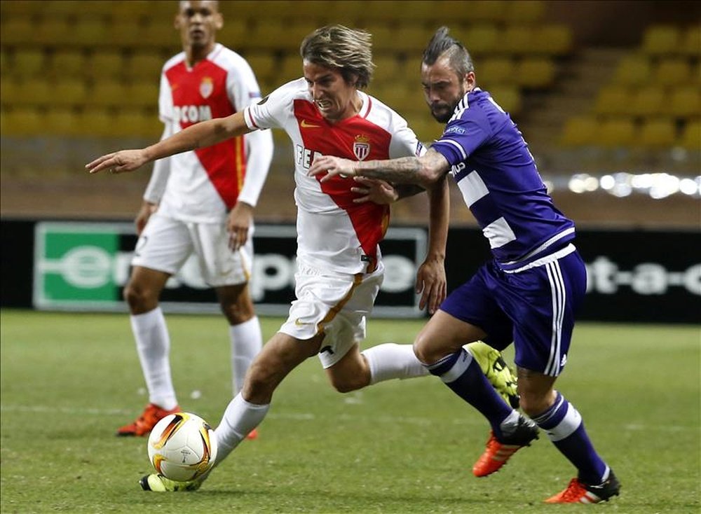 Fabio Coentrao du Monaco lutte le ballon avec Steven Defour d'Anderlecht.