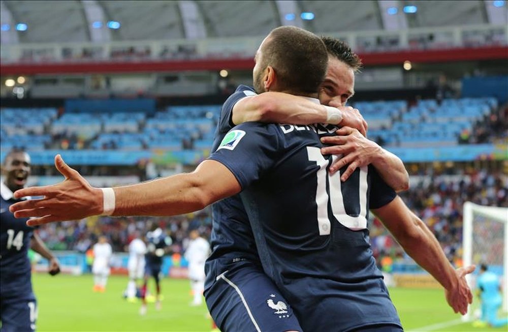 El delantero francés Karim Benzema (d) celebra un gol con su compañero, el centrocampista Mathieu Valbuena. EFE/Archivo