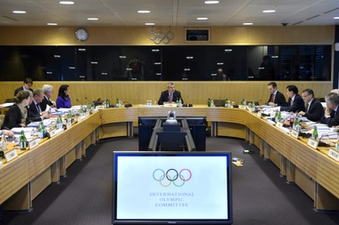 El presidente del Comité Olímpico Internacional (COI), el alemán Thomas Bach (c), da un discurso durante la inauguración de la reunión de la Comisión Ejecutiva del COI en la sede del organismo en Lausana (Suiza) hoy, 8 de diciembre de 2015. EFE