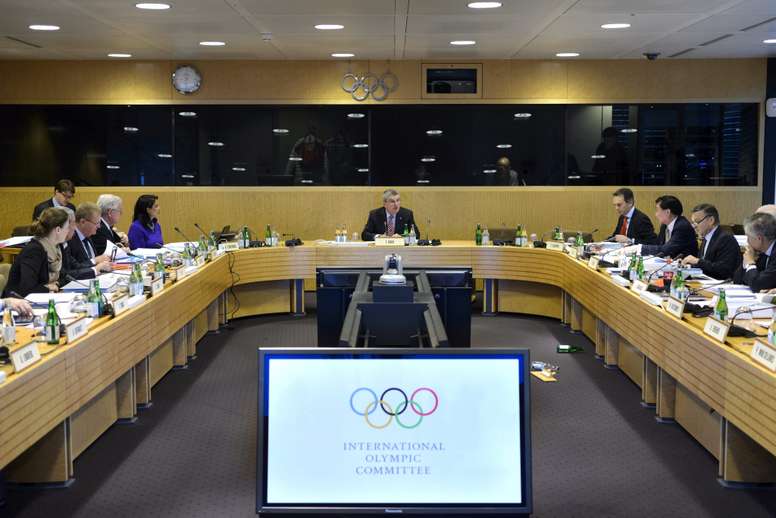 El presidente del Comité Olímpico Internacional (COI), el alemán Thomas Bach (c), da un discurso durante la inauguración de la reunión de la Comisión Ejecutiva del COI en la sede del organismo en Lausana (Suiza) hoy, 8 de diciembre de 2015. EFE
