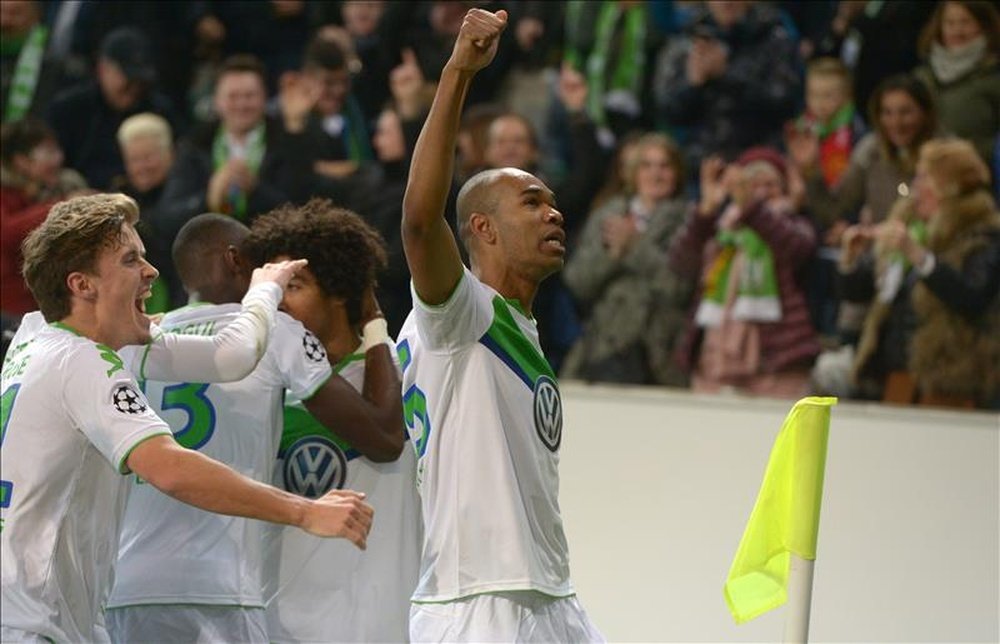Naldo de Wolfsburg celebra el gol del empate 1-1  durante un partido de la Liga de Campeones por el grupo B entre Wolfsburg y Manchester United en Wolfsburg (Alemania). EFE