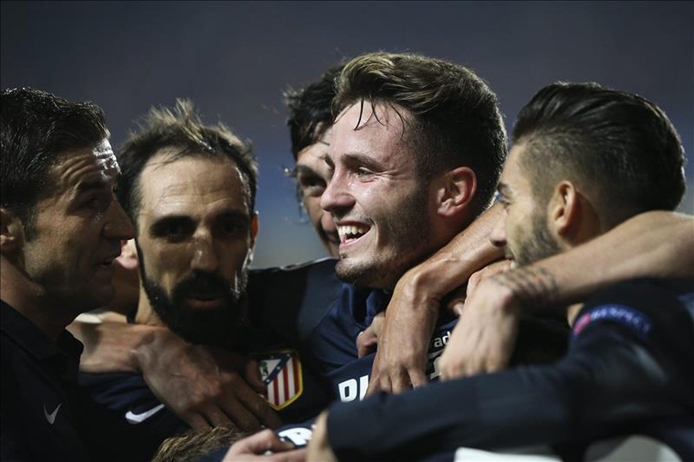 Saul Niguez (2d) de Atlético de Madrid celebra su gol ante Benfica durante un partido del Grupo C de la Liga de Campeones en el estadio Luz de Lisboa (Portugal). EFE