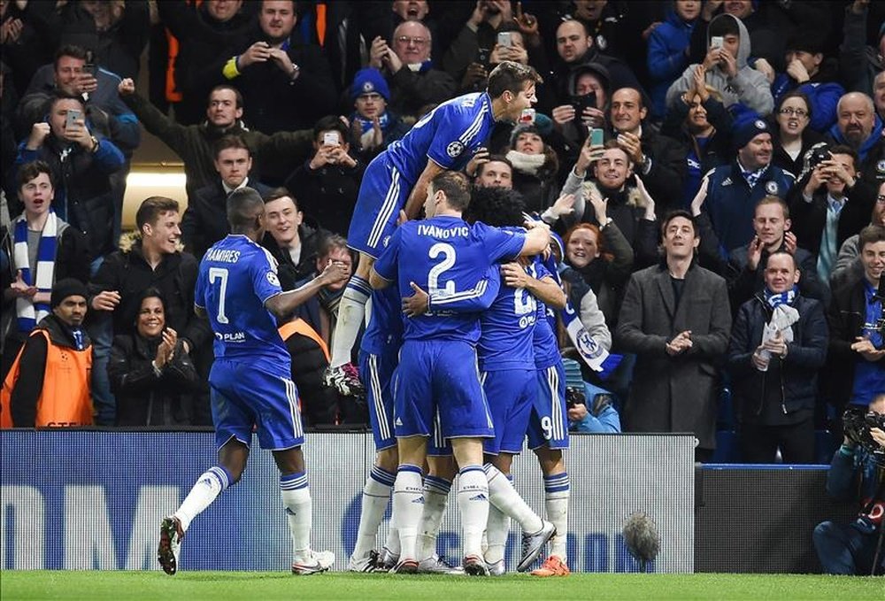 Los jugadores del Chelsea celebran un gol de Willian ante el Oporto durante un partido del grupo G de la Liga de Campeones que se disputa en el Stamford Bridge en Londres (Reino Unido). EFE