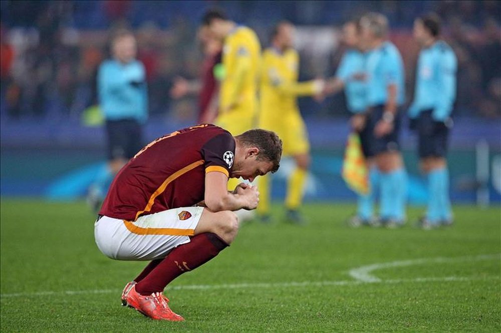 El jugador Edin Dzeko de Roma reacciona después del partido entre AS Roma y Bate Borisov del grupo E de la Liga de Campeones que se disputa en el estadio Olímpico de Roma (Italia). EFE