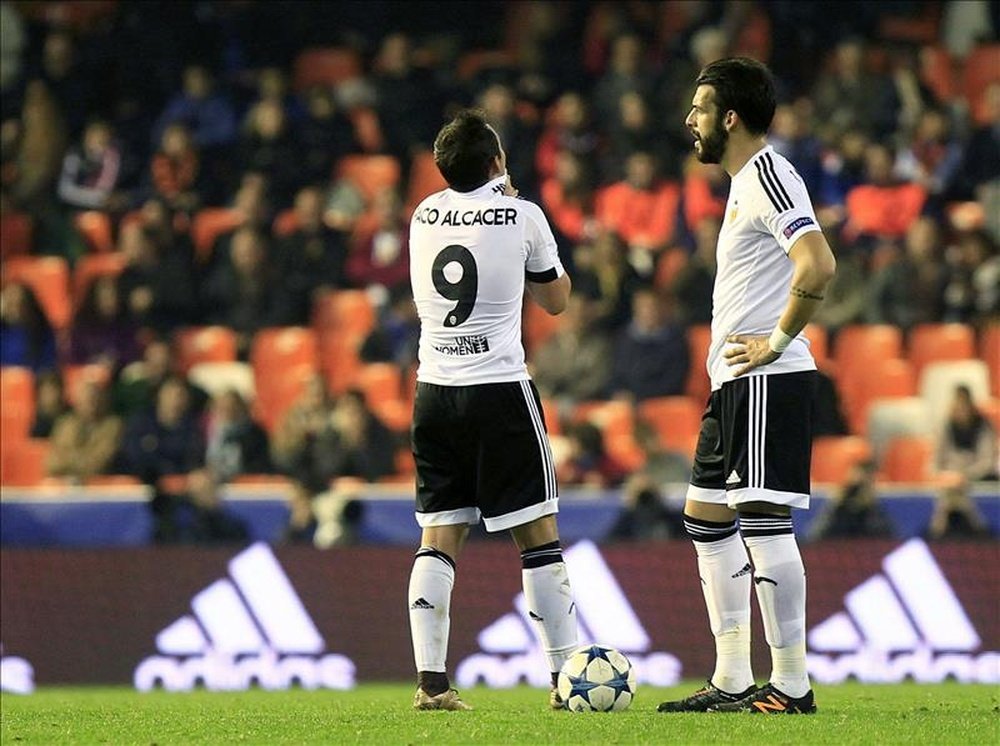 Los jugadores del Valencia Paco Alcácer (i) y Álvaro Negredo tras encajar el segundo gol ante el Olympique de Lyon, durante el partido de la sexta y última jornada de la fase de grupos de la Liga de Campeones  noche en el estadio de Mestalla, en Valencia. EFE