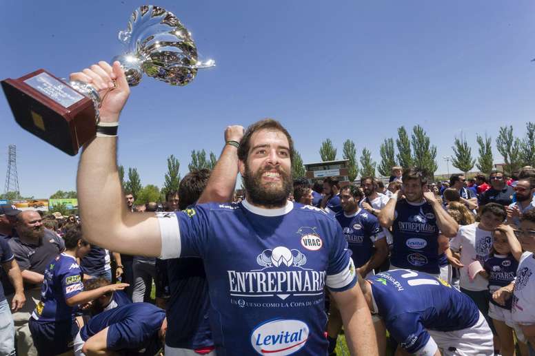 El capitán del VRAC Quesos Entrepinares, Borja Estrada, levanta el trofeo tras imponerse en la final de Liga de Rugby a la UE Santboiana, en Valladolid. EFE/Archivo