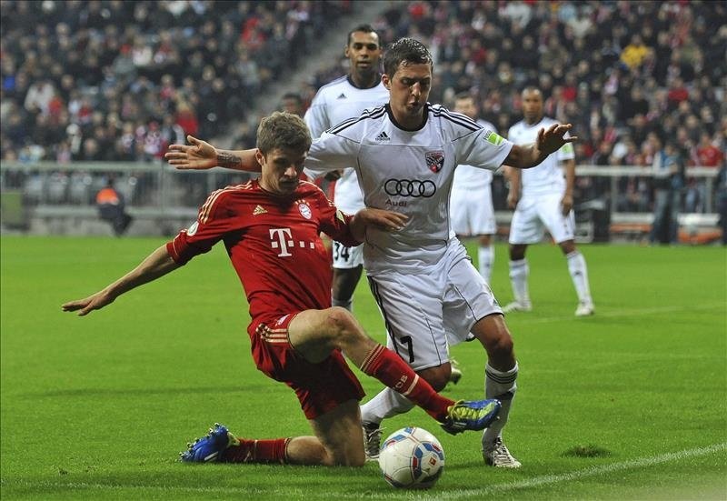 Thomas Mueller (i) del Bayern Munich lucha por el balón con Christoph Knasmuellner (d) del Ingolstadt durante un partido. EFE/Archivo