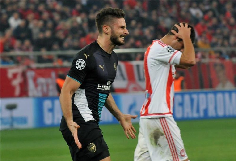 Olivier Giroud (c) anota un penalti, durante el partido entre Olympiacos Piraeus y Arsenal en el estadio Karaiskakis en Piraeus (Grecia). EFE