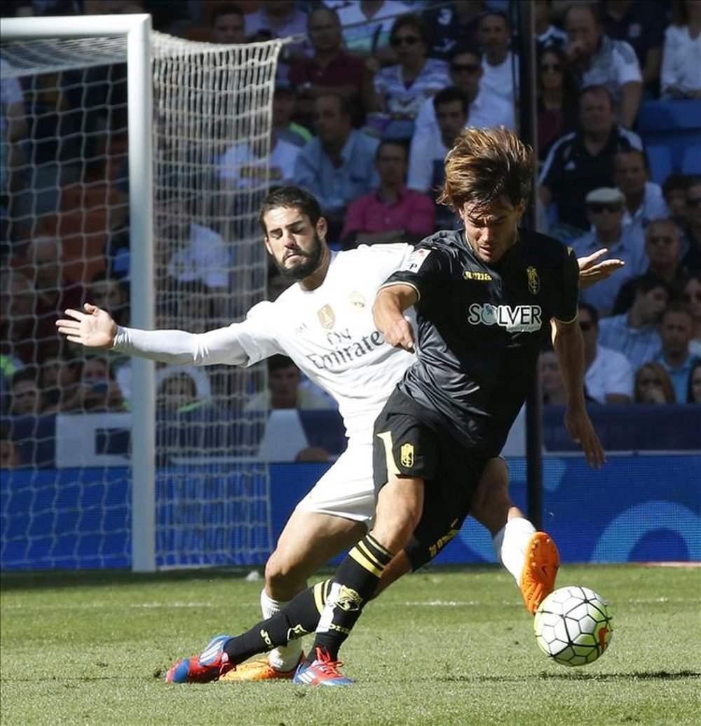 El centrocampista del Real Madrid Isco Alarcón (i) disputa un balón con el centrocampista esloveno del Granada René Krhin (d). EFE/Archivo