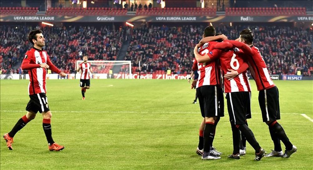 Los jugadores del Athletic celebran el gol del centrocampista del Athletic, Mikel San José ante el AZ Alkmaar, durante el partido de la última jornada de la fase de grupos de la Liga Europa que se juega hoy en San Mamés. EFE