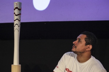 El atleta paralímpico brasileño, Clodoaldo Silva, visto, este 11 de diciembre de 2015, durante la presentación del diseño de la antorcha paralímpica, un modelo multisensorial inspirado en el relieve de la ciudad brasileña de Río de Janeiro (Brasil). EFE