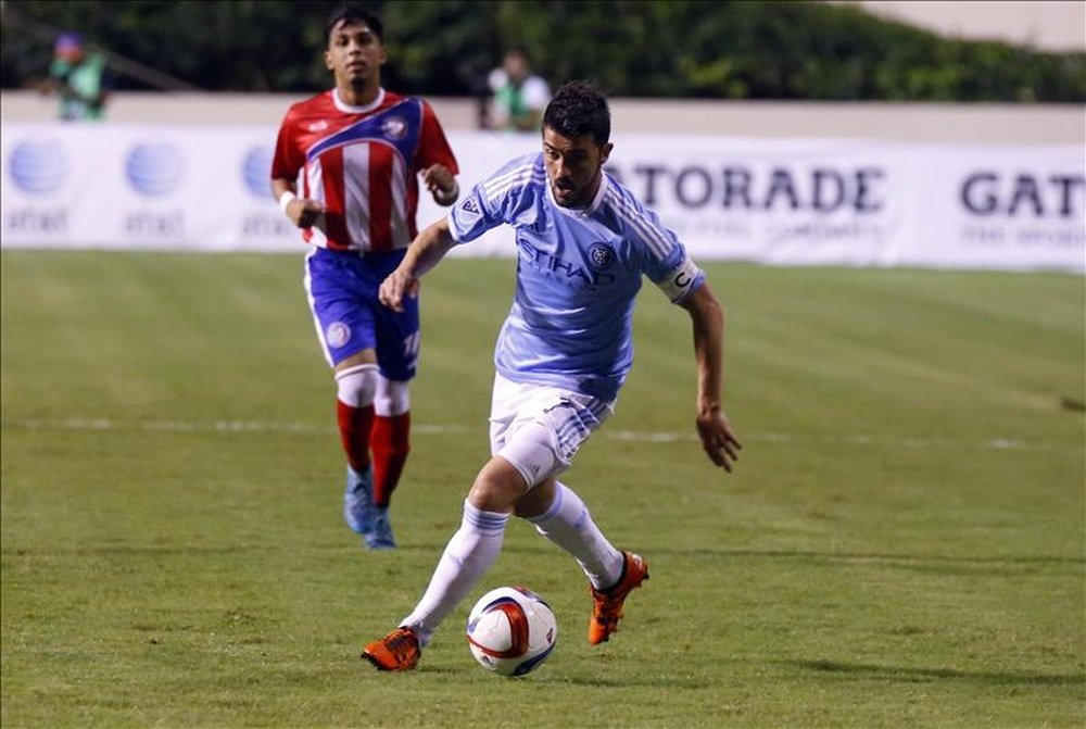 David Villa de New York City FC en acción ante Puerto Rico, este 11 de diciembre, durante un juego amistoso en el estadio Juan Ramón Loubriel de Bayamón, municipio aledaño a San Juan (Puerto Rico). EFE
