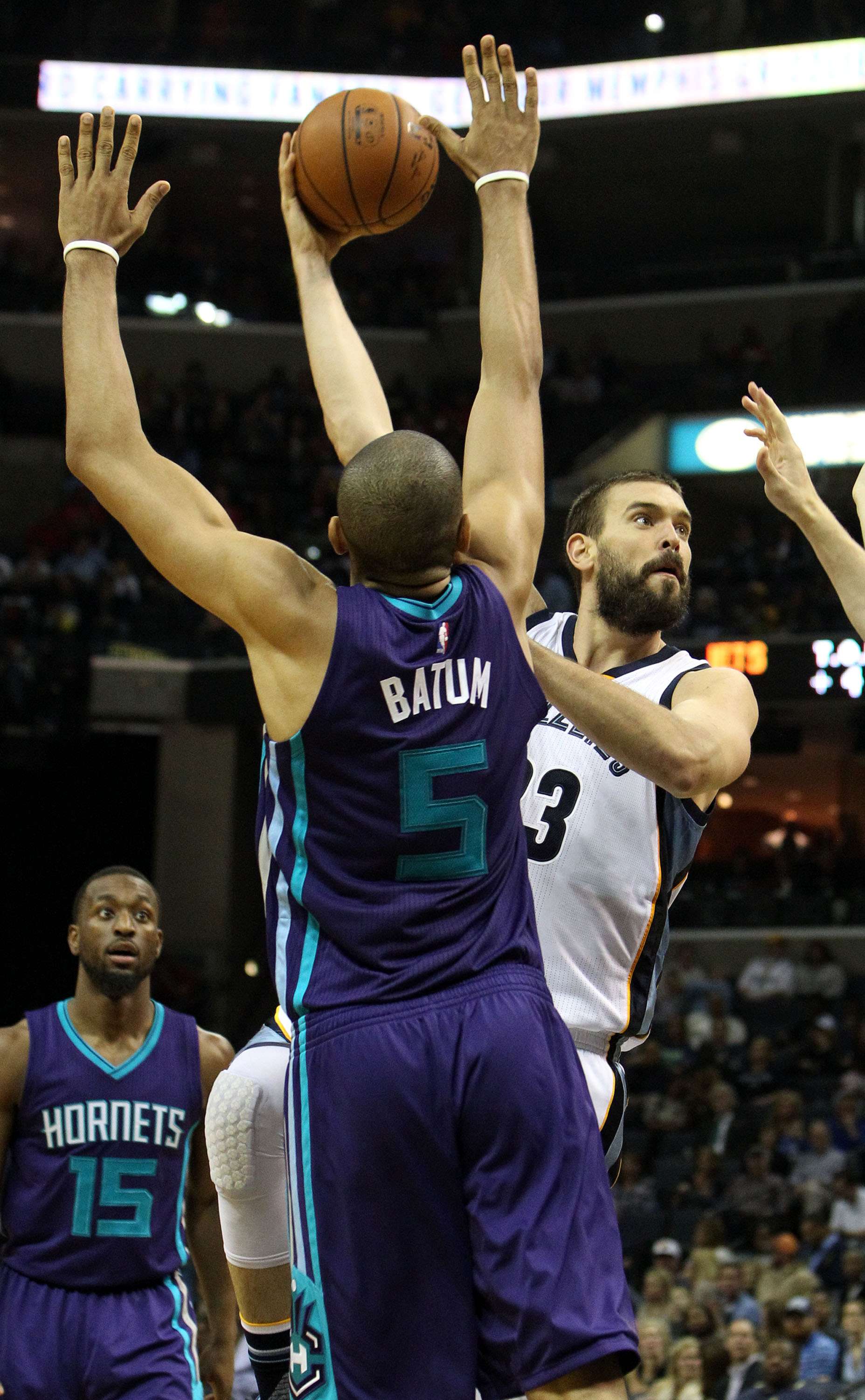 La marcha irregular de los Grizzlies de Memphis en la nueva temporada de la NBA se puso de nuevo de manifiesto con otra derrota aplastante en su campo a pesar de la buena labor individual que hizo el pívot español Marc Gasol. EFE