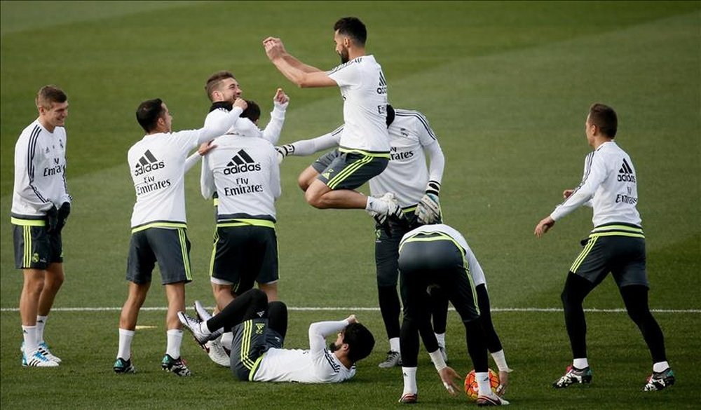 Los jugadores del Real Madrid, durante el entrenamiento que la plantilla ha realizado hoy en la Ciudad Deportiva de Valdebebas para preparar el partido de la decimoquinta jornada de Liga ante el Villarreal que se jugará este domingo en el Estadio El Madrigal (Castellón). EFE/JuanJo Martin